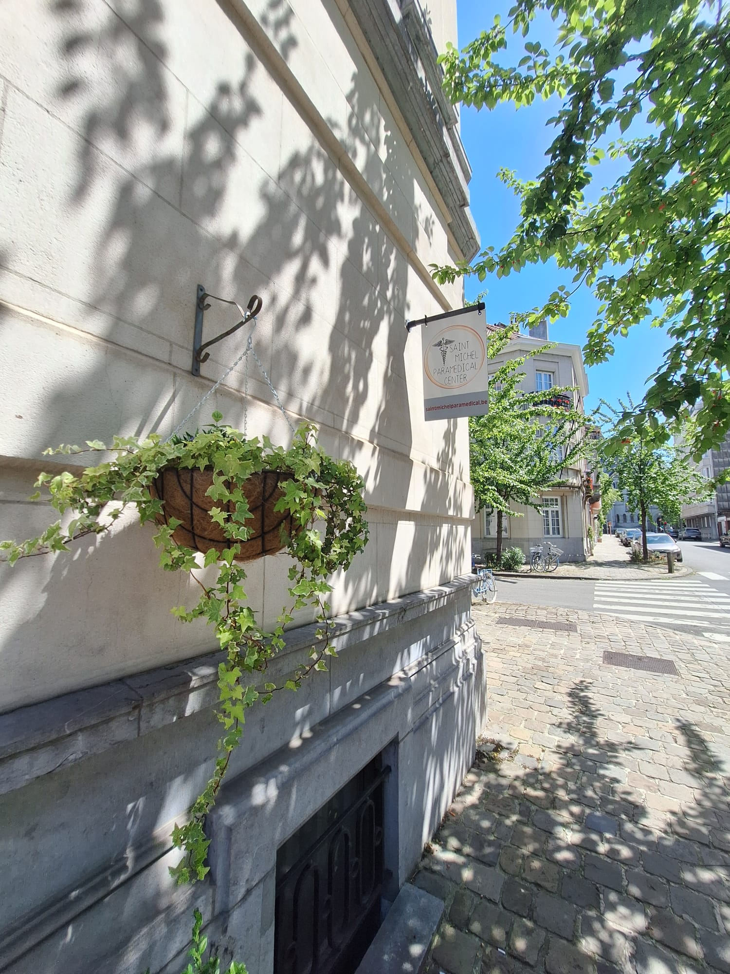 Street view of the Saint Michel Paramedical Center entrance